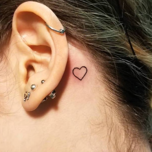 Simbol hati kecil di belakang telinga